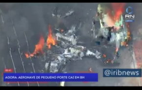 تصاویر سقوط هواپیمای سبک روی خودروهای پارک شده در برزیل 