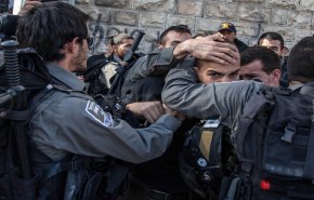 الاحتلال يبعد 4 مقدسيين عن القدس القديمة لمدة أسبوعين


