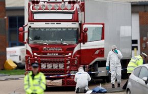 الكشف عن جنسية الجثث الـ 39 داخل شاحنة في بريطانيا