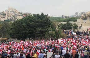 عدد من المتظاهرين اللبنانيين يطالبون بفتح الطرقات 