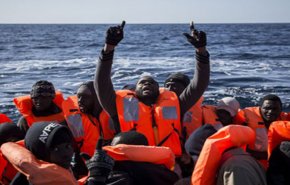 إنقاذ 90 مهاجرا قبالة ليبيا وسط تهديدات بالسلاح