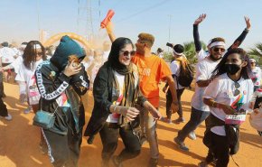 'اختلاط ورقص وأحضان' تقسم المغردين في السعودية