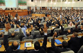 البرلمان الجزائري يرفض رفع الحصانة عن نائبين متهمين بالفساد
