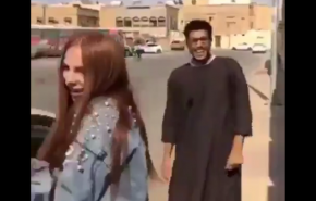 شاهد/ ضجة بسبب سائحة روسية وصورة ابن سلمان في السعودية