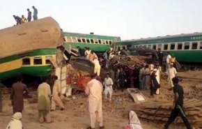 بالفيديو والصور.. أكثر من 65 قتيل آخر ضحايا حريق قطار في باكستان