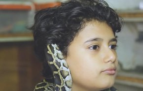 شاهد: ثعابين وثعالب وعقارب.. طفل مصري يعيش مع 500 حيوان بمنزله