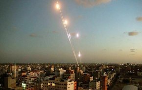 شاهد إطلاق صواريخ من غزة بإتجاه الأراضي المحتلة
