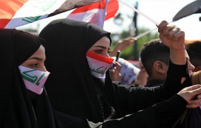 متظاهرة عراقية تخرج من القبر وتقول انا 