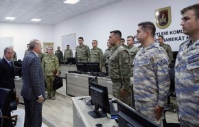 أردوغان يزور مركز عمليات للجيش التركي على الحدود السورية