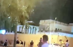 فيديو.. مجهولون يحاصرون القنصلية الإيرانية في كربلاء