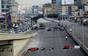 لبنان...محتجون يغلقون طرقا رئيسية تصل المناطق ببعضها