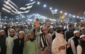 ادامه تظاهرات اعتراضی در پاکستان/ پافشاری مخالفان بر کناره گیری عمران خان