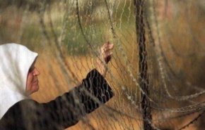 قوات الإحتلال تعتقل والدة أسير فلسطيني لدى زيارة نجلها