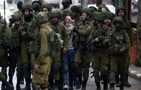 بازداشت کودک فلسطینی به دست چند نظامی صهیونیست + فیلم
