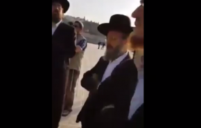 شاهد بالفيديو.. مستوطنون يقتحون باحات المسجد الأقصى