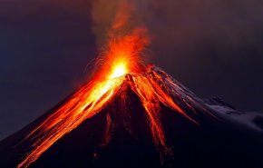 لحظة انفجار بركان  في المكسيك..حمم ودخان يصل ارتفاعه إلى 2.5 كلم في السماء
