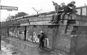 شاهد.. 30 عاما مرت على سقوط الجدار الذي قسم المانيا