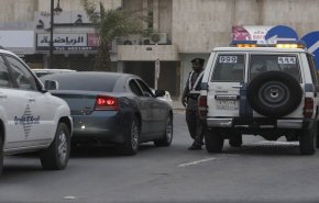 السعودية.. توقيف 3 شبّان رشوا فتيات بمادة بيضاء في الشارع (فيديو)