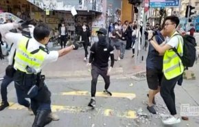 شاهد: محتجون غاضبون من وحشية شرطة هونغ كونغ.. هكذا قمعتهم