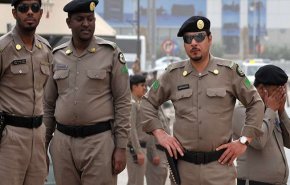 شاهد..شرطة الرياض تلقي القبض على مقيمين عربيين.. ماذا فعلا؟