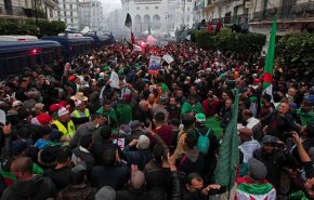 طلاب الجزائر يتظاهرون تضامنًا مع المعتقلين ورفضًا للانتخابات

