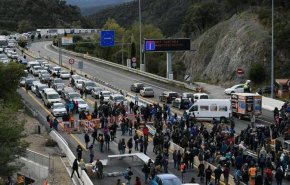 انفصاليو كتالونيا يغلقون طريقا مع فرنسا 