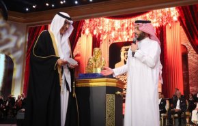 مجسمه ای از طلای خالص هدیه «ترکی آل شیخ» به مجیزگوی دربار سعودی