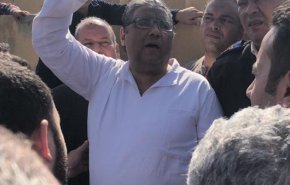 بملابس السجن: الأمن المصري يسمح لمراسل الجزيرة بدفن والده 