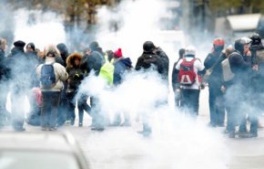 استقبال پلیس فرانسه از معترضان ضد سرمایه‌داری با مشت آهنین + عکس و فیلم
