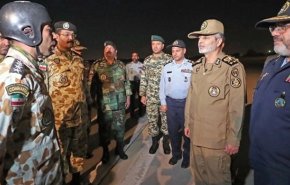 قائد الجيش الايراني يتفقد مظليي اللواء المجوقل 55