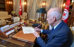 الرئيس التونسي يخط بيده رسالة تكليف تشكيل الحكومة