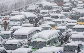 هطول الثلوج يسبب زحامات شديدة في شوارع طهران + فيديو
