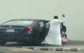 شاهد.. رجل سعودي يعنف ابنته بشدة ويثير جدلا والسلطات تتدخل