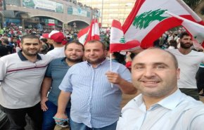 يشارك في مظاهرات لبنان ويلتقي السفارات ويدعم التطبيع.. من هو؟