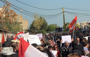 بالفيديو.. اللبنانيون يتظاهرون أمام السفارة الأميركية رفضا لتدخلات واشنطن 