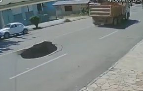 بالفيديو: شاحنة تتسبب بحفرة كبيرة منتصف شارع عام بالبرازيل