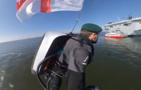 فيديو مذهل.. مصمم البدلة النفاثة الطائرة يحلق فوق البحر