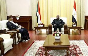 السيادة السوداني يمنح سفير سلطنة عمان وسام النيلين