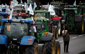 بالفيديو... المزارعون الفرنسيون يغلقون طرقا احتجاجا على سياسات الحكومة