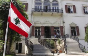 تجمع عدد من المتظاهرين أمام الخارجية اللبنانية رفضا للتدخل الاجنبي
