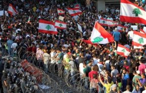 لبنانيون يغلقون مؤسسات حكومية احتجاجاً على الوضع الإقتصادي