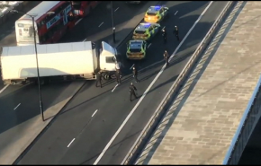 شاهد.. عملية طعن على جسر لندن توقع عددا من الضحايا