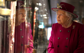 الملكة إليزابيث تفكر بالتنحي عن العرش لصالح 
