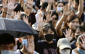 شاهد.. هونغ كونغ تستعيد التظاهرات بعد الانتخابات 
