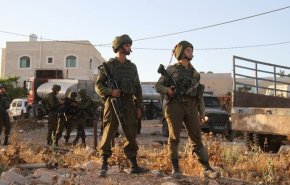 جيش الاحتلال يعتقل فلسطينيين جنوبي قطاع غزة

