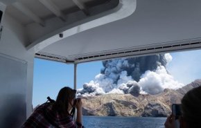 کوه آتشفشان وایت آیلاند در نیوزلند فوران کرد/ یک کشته و ۲۰ زخمی