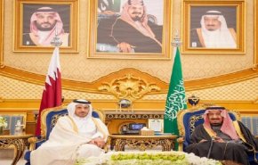 الملك السعودي يصافح الوفد القطري في الرياض