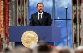 بالصور.. رئيس وزراء إثيوبيا يتسلم جائزة نوبل للسلام في أوسلو 
