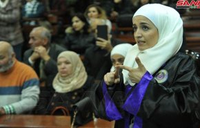 طالبة سوریة تتحدى الإعاقة وتناقش رسالة ماجستير بلغة الإشارة