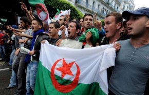 عشية إجرائها..محتجون في الجزائر يطالبون بإلغاء الانتخابات